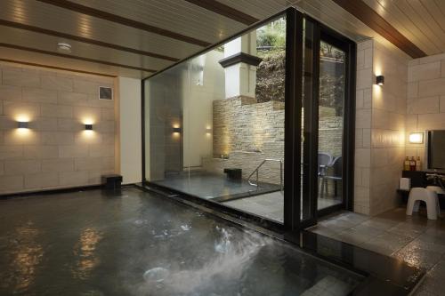 箱根小田急山之酒店(Odakyu Hotel de Yama)的一间房间,地板上有一个水池
