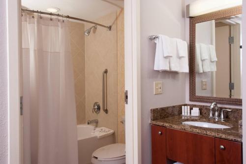 迈阿密迈阿密珊瑚阁万怡酒店的一间带水槽、卫生间和淋浴的浴室