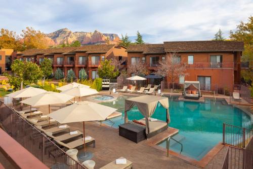 塞多纳Amara Resort & Spa的一张带遮阳伞的酒店游泳池的图片