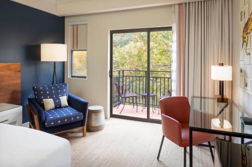 塞多纳Amara Resort & Spa的酒店客房设有一张床和一个阳台。