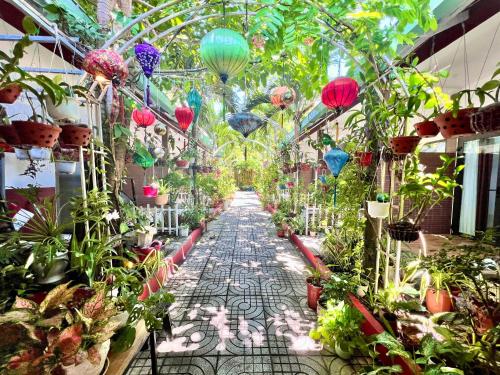 富国Canary Bungalow的充满植物和色彩缤纷的灯笼的温室