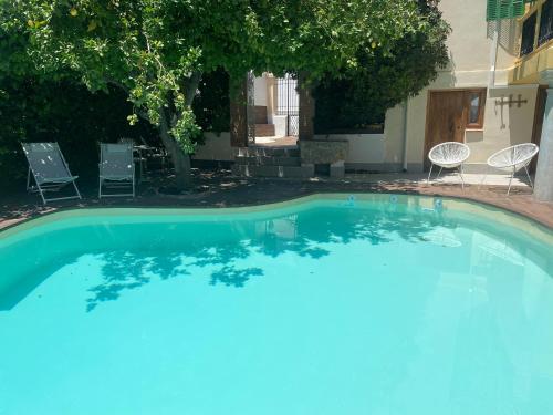 格拉纳达CANDIL SUITE Realejo的庭院内带椅子的大型游泳池