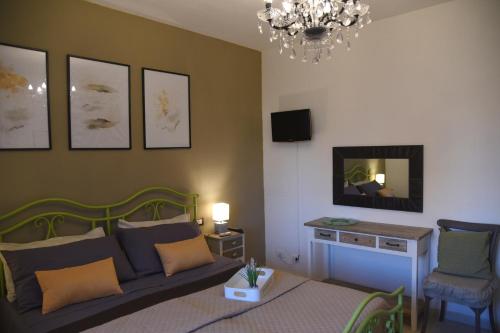 奥尔比亚SOLEMARE Rooms - CAMERA SUGHERO的客厅配有沙发和桌子