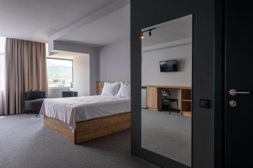 巴统BET25 Hotel的酒店客房设有床和窗户。