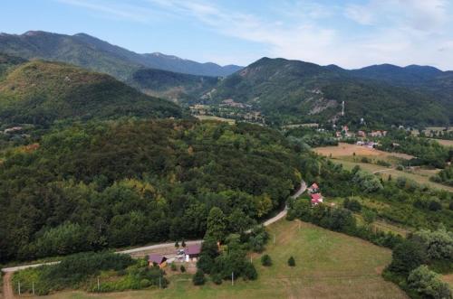 戈斯皮奇Honey house Lika的享有山谷的空中美景和山景