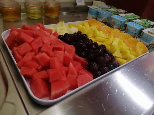 布拉加Hotel Dom Vilas的水果盘在柜台上,装有水果盘