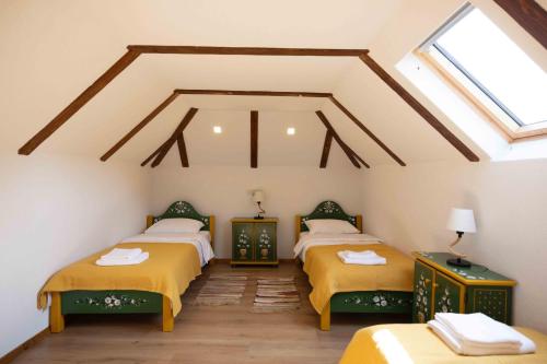 ŞinteuDue Fratelli Village Resort的阁楼间 - 带两张床和窗户