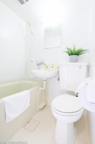 东京NEW!Shibuya Prime Unit, near Shibuya Sky & Hachiko的白色的浴室设有卫生间和水槽。