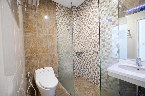雅加达Multi 88 Syariah的浴室配有卫生间、淋浴和盥洗盆。
