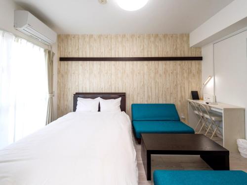名户Hotel Tomas Nago的一间卧室配有一张床和两张蓝色椅子