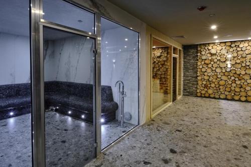 班斯科Luxory aparthotel in 4 star SPA hotel st Ivan Rilski, Bansko的一间配有沙发和玻璃门的房间