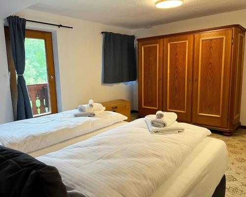 克罗伊特Ferienhaus Anni的一间卧室配有两张带毛巾的床