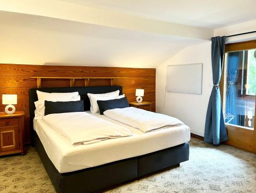 克罗伊特Ferienhaus Anni的一间卧室配有一张大床和木制床头板