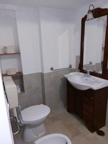 圣维托诺曼Trullo Oasi Maria的浴室配有白色卫生间和盥洗盆。