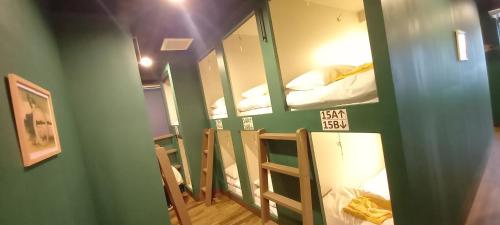 东京Wasabi Mita Hotel的客房内的一组双层床