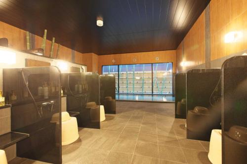 中野市Hotel Route Inn Grand Nakano Obuse的客房内设有带水槽和卫生间的浴室