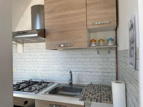 巴列塔Attico - Il Panorama的厨房配有水槽和炉灶