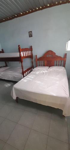 卡特马科Casa de Doña Horte的一间卧室配有一张带白色床单的大床