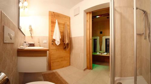 奥蒂塞伊Apartments Victoria的带淋浴、卫生间和盥洗盆的浴室