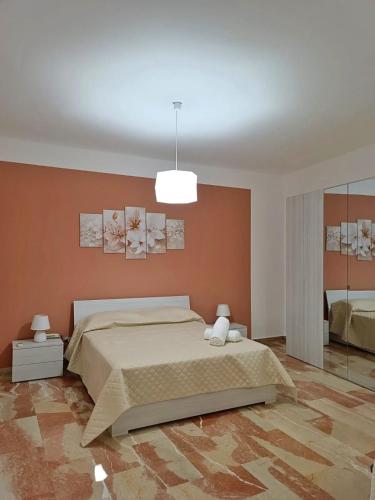MontelepreMontelepre Sweet Home casa vacanze的一间卧室配有一张床和吊灯