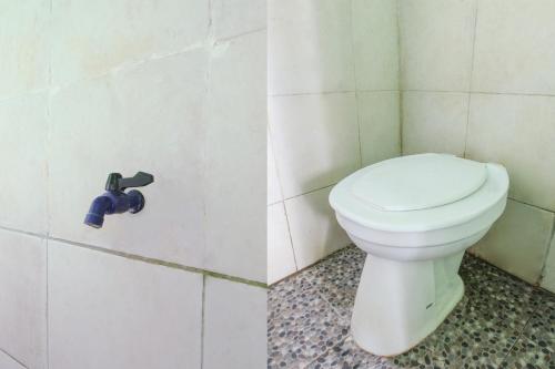 Labu SumbawaOYO 92908 Hotel Jayanni的一间位于客房内的白色卫生间的浴室