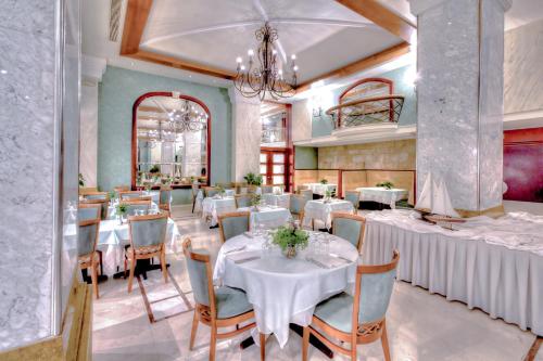 罗德镇地中海酒店的一间带桌椅和吊灯的用餐室