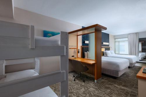 安纳海姆万豪阿纳海姆春季山丘套房酒店的酒店客房配有两张床和一张书桌
