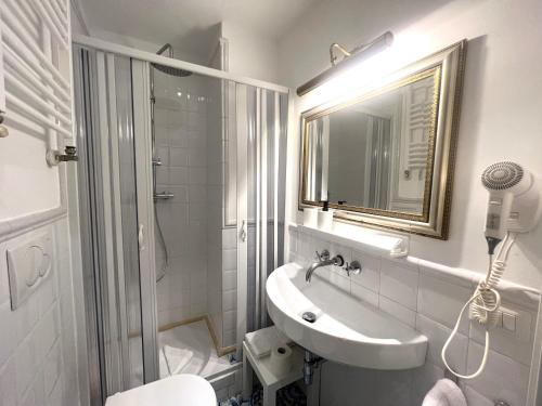罗马INTERNO ROMA的白色的浴室设有水槽和淋浴。