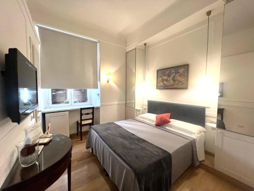 罗马INTERNO ROMA的一间卧室配有一张床、一张桌子和一台电视