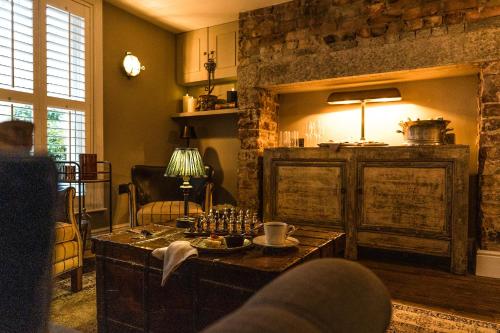 贝尔法斯特Regency House的一间客厅,客厅内配有一张桌子,房间设有石墙