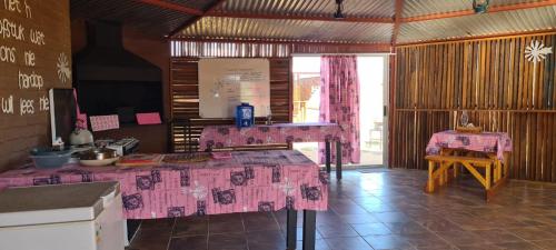 SoebatsfonteinKallabaskop Eco lodge的一间厨房,在房间内配有粉红色的桌子