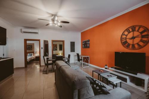 Is-SwieqiLovely, central 2BR home, just off St Julians w/AC by 360 Estates的客厅配有沙发和墙上的时钟