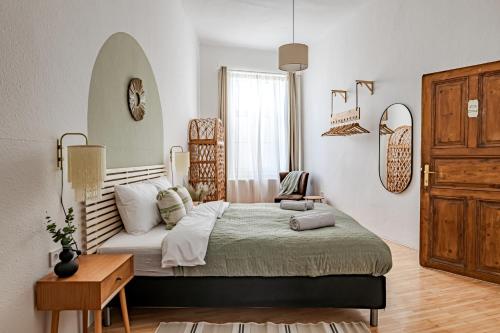 布达佩斯Blue Peace Downtown Apartment的一间小卧室,配有一张床和一张桌子