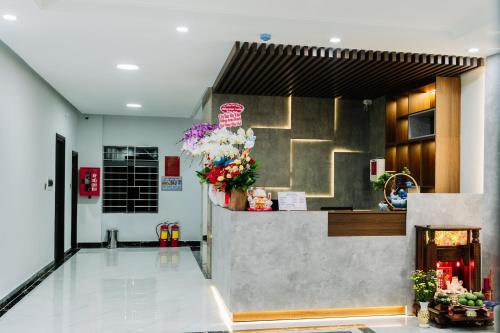 Bến CátAnna Hotel Binh Duong的大堂内有鲜花柜台