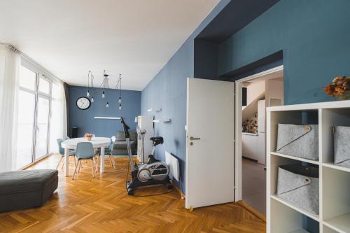 布拉格Prague 6 apartments的客厅配有桌子和蓝色的墙壁