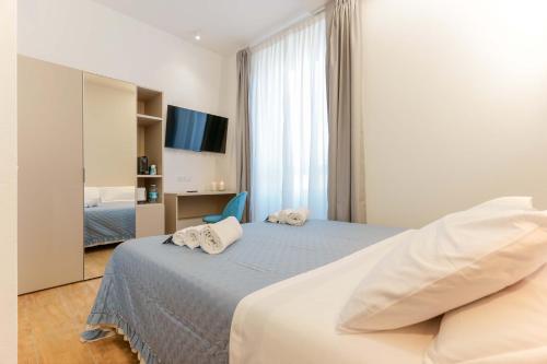 卡利亚里Aqua Comfort Rooms - Eja Sardinia的一间酒店客房,配有一张床和一台电视