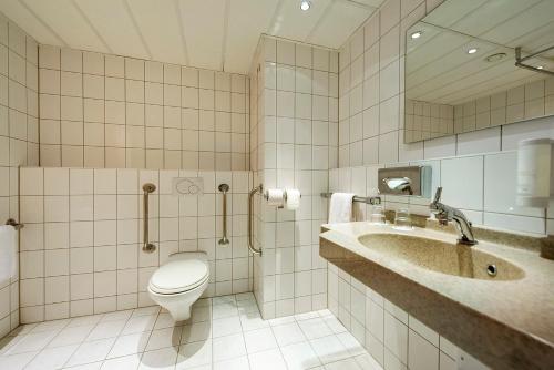 不莱梅阿希姆不来梅贝斯特韦斯特酒店的一间带卫生间和水槽的浴室