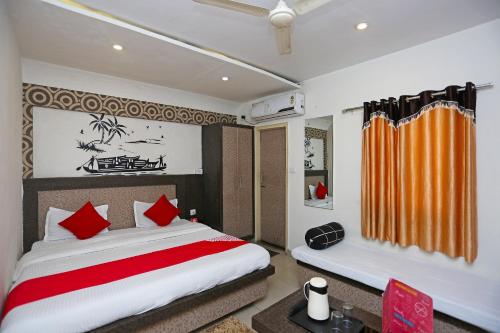 Bhairaun GhātSuper OYO Flagship 4957 Hotel China Town的一间卧室配有一张带红色枕头的大床