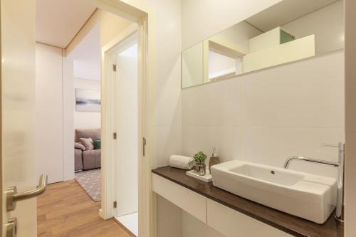 布拉加Liberdade Home Stay - Minho's Guest的白色的浴室设有水槽和镜子