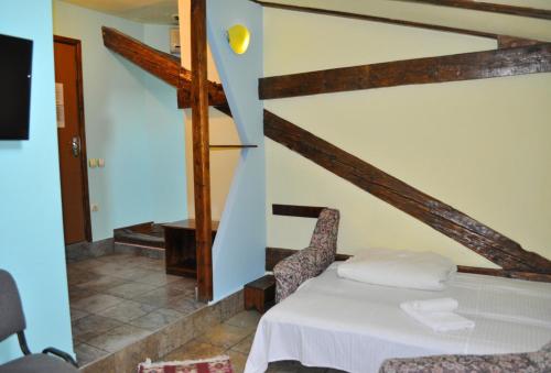 布拉索夫火烈鸟公寓的一间卧室设有一张床和一个楼梯