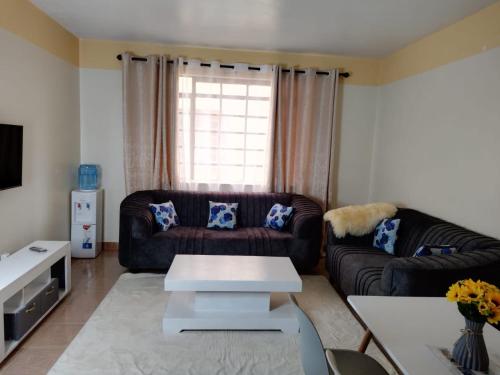 Grey Homes, 2 bedroom apartments along mombasa road, near JKIA & SGR Nairobi的休息区