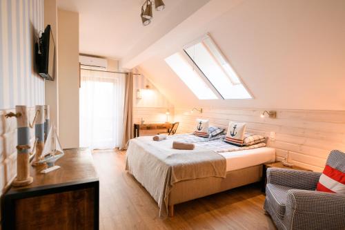 文戈热沃Ostoja Dwa Jeziora的一间卧室设有一张大床和天窗