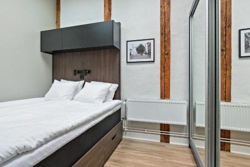 斯德哥尔摩At Old Town Aparthotel的一间卧室配有一张带黑色床头板的床