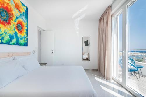 新福卡THE VIEW B&B, terrace & more的卧室设有白色的床和大窗户