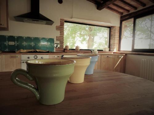 乔治堡Borgo Santa Cristina的木桌上放两个杯子的厨房