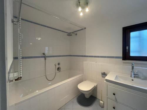 于伯林根Zum Hölltor的带浴缸、卫生间和盥洗盆的浴室