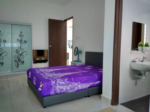 峇株巴辖HOMESTAY BATU PAHATKU- HOMESTAY IMAN的一间卧室配有紫色的床和水槽