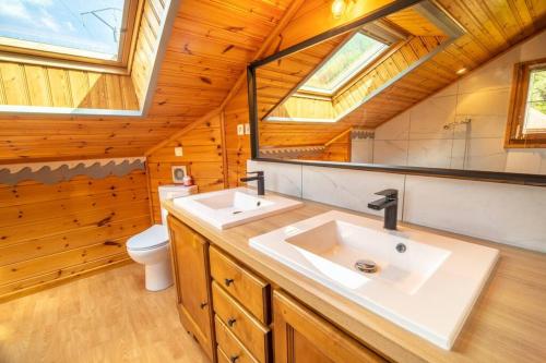 莱托利Le Chant du Ruisseau SPA - Sauna的浴室配有白色水槽和卫生间。