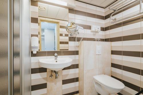 派尔努Hestia Hotel Strand的一间带水槽和卫生间的浴室