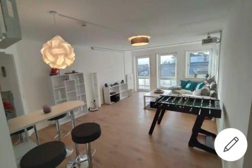 乌尔姆Rooftop Apartments - Doppelzimmer in Gemeinschaftsunterkunft (Weinberg R2)的客厅配有桌子和沙发